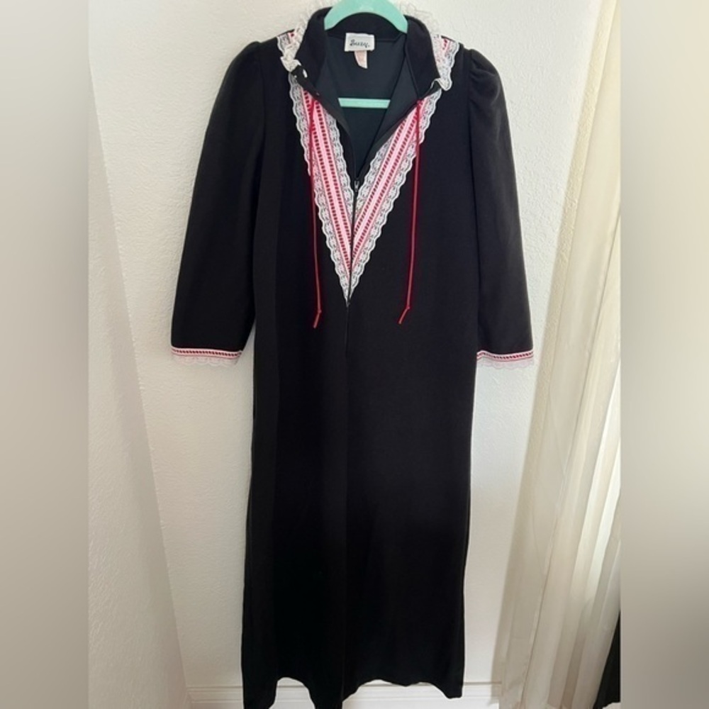 Pre-Owned Vintage Suzy Nightgown Fleece Pajamas Small Black White Red Lace.